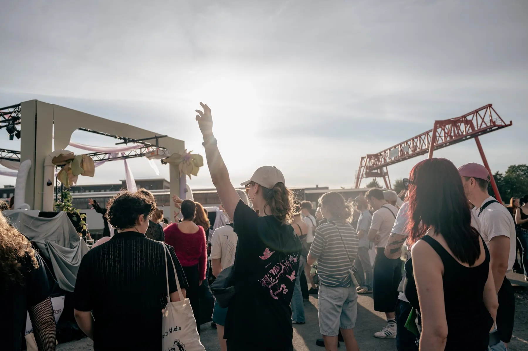 FLINTA*SIALAND Festivalgelände am Speicher 100 — Publikum bei Sonnenuntergang